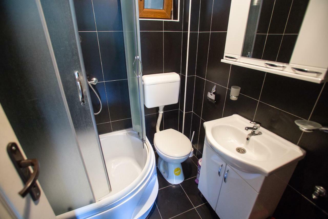 Romeo And Juliet Apartments Тиват Екстериор снимка